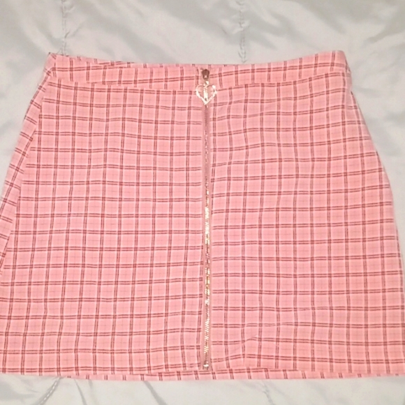 Cute pink plaid mini skirt with gemed heart zipper, size small. - Picture 1 of 2
